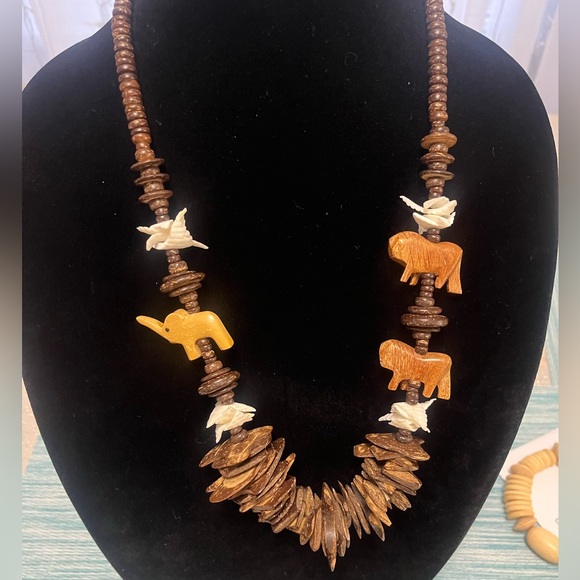Handcrafted Wood Animal Necklace - Vintage - Picture 4 of 5